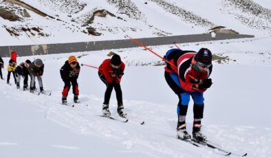 Bitlis’te kayakçılar karla kaplı parkurda antrenmanlara başladı