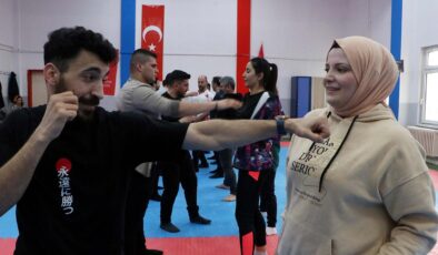 İcra memurları kung fu öğreniyor