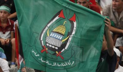 Hamas, Filistinlinin cesedini çatıdan atan katil İsrail askerlerine tepki gösterdi