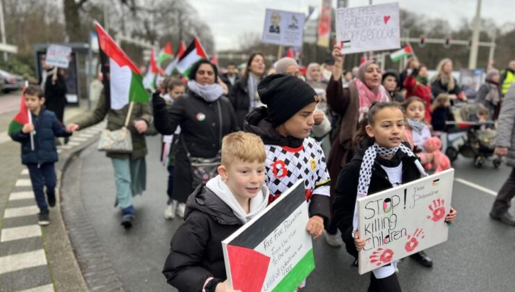 Hollanda’da çocuklar Filistin’e destek için Uluslararası Ceza Mahkemesine yürüdü