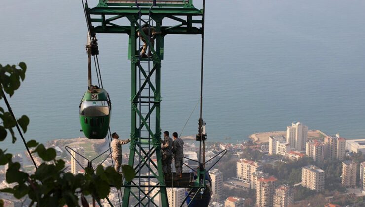 Lübnan’da teleferikte mahsur kalan 19 kişi saatler sonra kurtarıldı