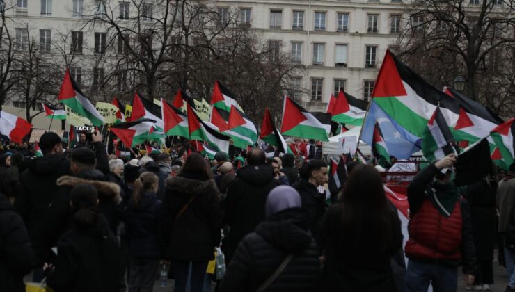 Paris’te Noel tatiline rağmen Filistin’e destek gösterisi düzenlendi