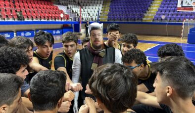 Maça çıkamayan basketbol antrenörü yerine cansız mankenini gönderdi