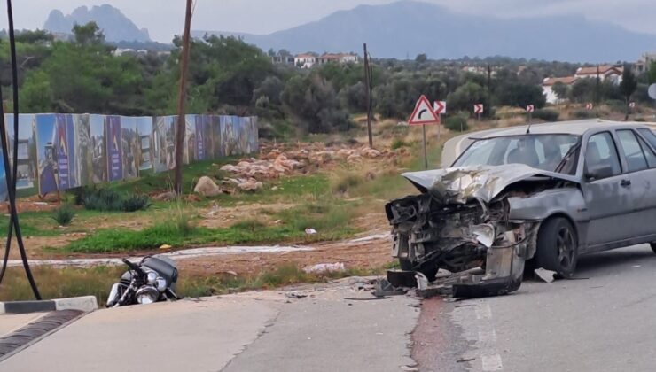 Girne Tatlısu anayolunda bir motosiklet ile araba çarpıştı… Motosiklet sürücüsü ağır yaralı