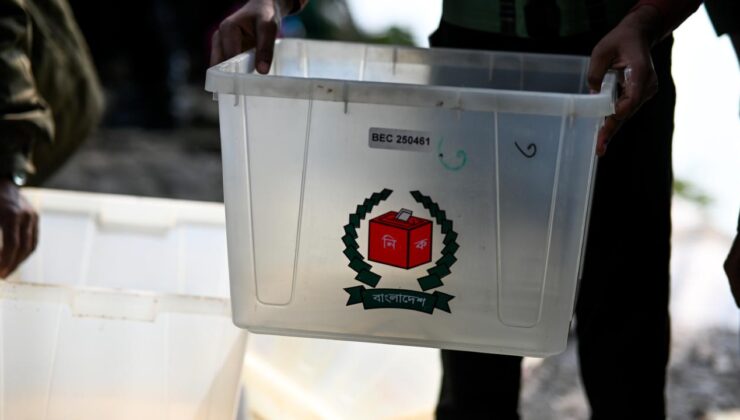 Bangladeş’teki genel seçimde iktidar partisi 298 koltuktan 222’sini kazandı