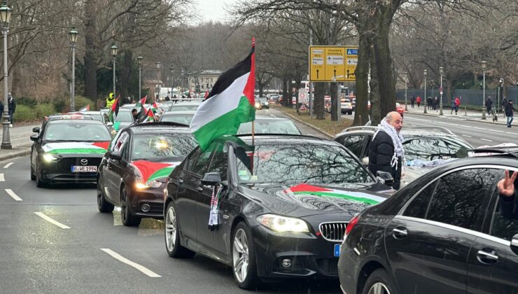 Berlin’de araç konvoyu ile Gazze’deki katliam protesto edildi