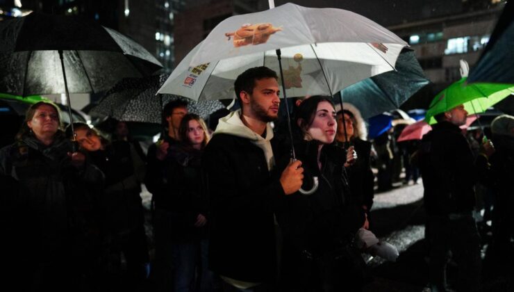 On binlerce İsrailli, Gazze’deki esirlerin serbest bırakılması için protesto düzenliyor