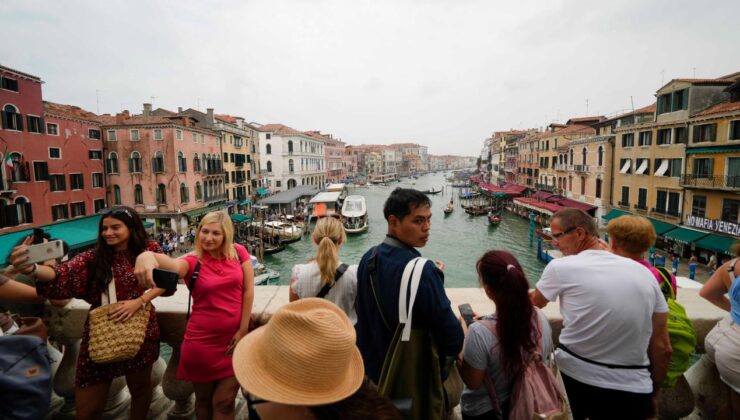 Venedik’te 25 kişinin üzerindeki turist gruplarına yasak geldi
