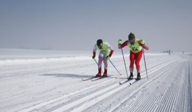 Yüksekova kristal kar örtüsüyle “kayak sporunun parlayan yıldızı” oldu