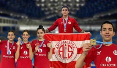 Antalyaspor Yüzme Takımı 9 madalya kazandı