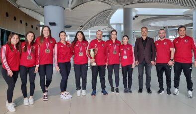 Avrupa ikincisi Kadın Güreş Milli Takımı yurda döndü