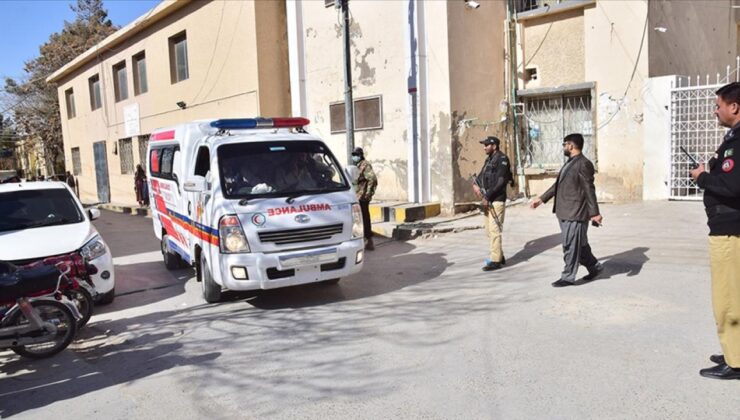 Pakistan’da seçim sonuçlarının geç açıklandığı gerekçesiyle düzenlenen protestoda 3 polis öldü