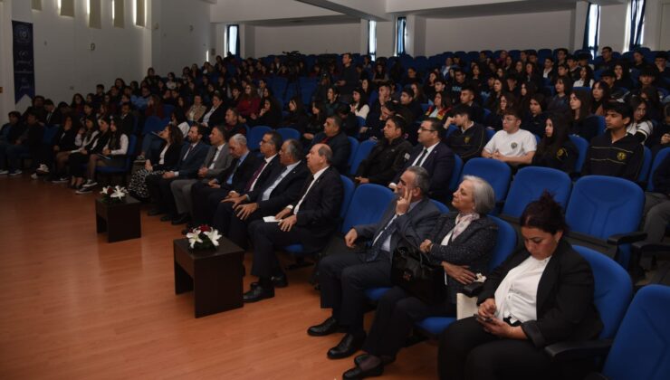 İstiklal Marşı’nın kabulünün yıl dönümünde öğrencilerin katılımıyla “Mehmet Akif Ersoy – Türk’ün Özü Akif’in Sözü” paneli yapıldı