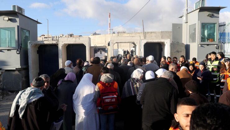 İsrail, Batı Şeria’daki Filistinlilerin Mescid-i Aksa’da namaz kılmak için Kudüs’e geçişini engelledi