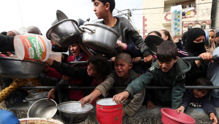 USAID Gazze’de kıtlığın başladığını kabul ederken, Beyaz Saray “eli kulağında” dedi