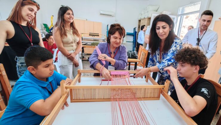 Başbakan’ın eşi Zerrin Üstel Özel Bahar Şenliği’nde çocuklarla bir araya geldi