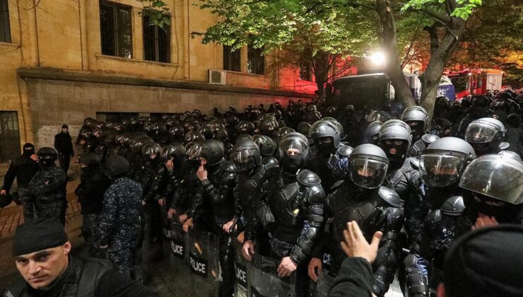 Gürcistan’da polis, parlamento binasının kapılarını kuşatan göstericilere müdahale etti