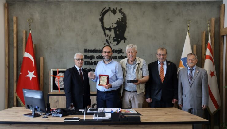 TMT Mücahitler Derneği’nden Sadıkoğlu’na ‘Kayıp Otobüs Anıtı’ plaketi