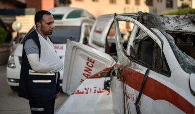 Katil İsrail’in ambulansı vurduğu saldırıda sağlık görevlisi ile basın mensubu yaralandı