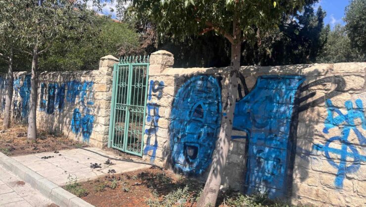 Vakıflar İdaresi, Arnavut Cami’ye yapılan saldırıyı kınadı