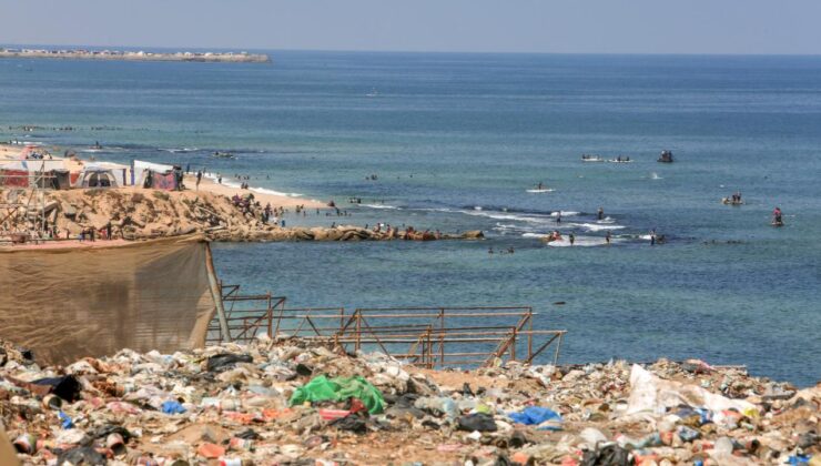 Gazzeliler günlük ihtiyaçları için kirli deniz suyuna muhtaç bırakılıyor