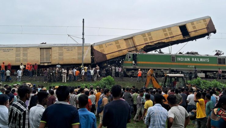 Hindistan’da tren kazası: Bir vagon havada asılı kaldı