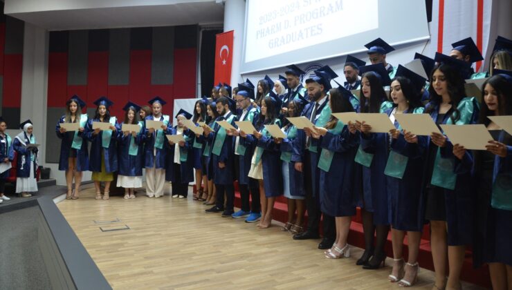 DAÜ Eczacılık Fakültesi’nden 70 üzeri mezun meslek yeminini yaptı