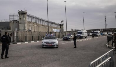 Soykırımcı İsrail tutuklu biri çocuk 25 Filistinliyi “bir deri bir kemik” serbest bıraktı