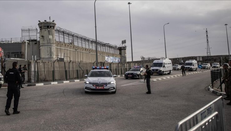 Soykırımcı İsrail tutuklu biri çocuk 25 Filistinliyi “bir deri bir kemik” serbest bıraktı