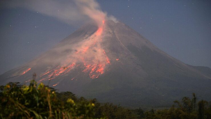 Endonezya’daki Merapi Yanardağı’nda volkanik hareketlilik sürüyor