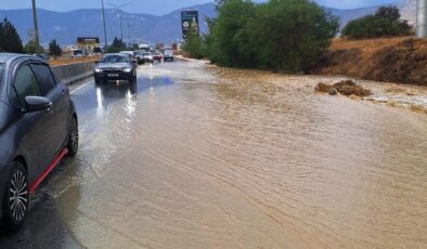 Sürücüler bu yola dikkat! Girne-Lefkoşa ana yolunda trafik biriken yağmur suları nedeniyle tek şeritten sağlanıyor