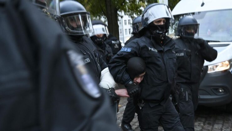 Berlin’de polis, gösteri düzenleyen Filistin destekçilerine sert müdahalede bulundu