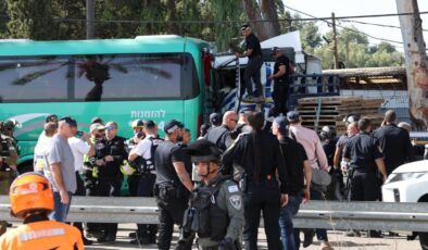 İsrail’de bir kamyon, otobüs durağına daldı: Çok sayıda yaralı var