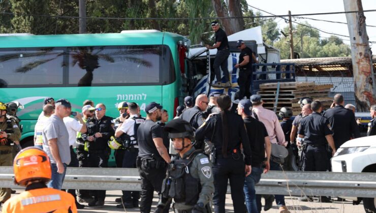 İsrail’de bir kamyon, otobüs durağına daldı: Çok sayıda yaralı var