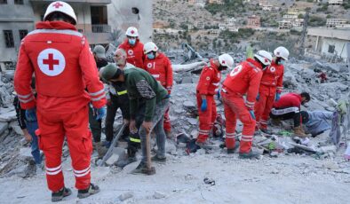 Soykırımcı İsrail ordusunun, Lübnan’da ambulans araçlarını hedef alması sonucu 8 ilk yardım çalışanı öldü