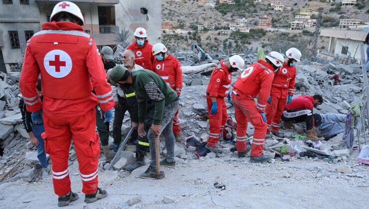 Soykırımcı İsrail ordusunun, Lübnan’da ambulans araçlarını hedef alması sonucu 8 ilk yardım çalışanı öldü