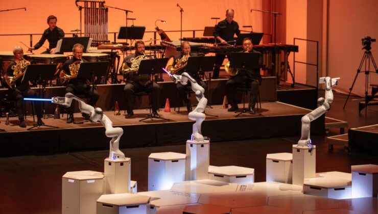 Üç kollu robot orkestra şefi Dresden’de ilk kez sahneye çıktı