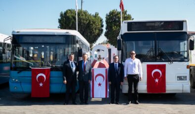 Mersin Belediyesi’nden Gazimağusa Belediyesi’ne 2 otobüs, 1 vakumlu yol süpürme aracı