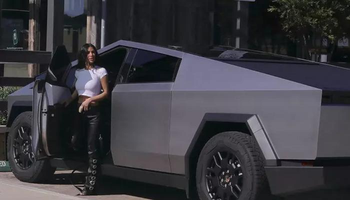 Kim Kardashian Tesla Cybertruck ile kural ihlali yaptı! Arabadaki o detay polisin gözünden kaçmadı