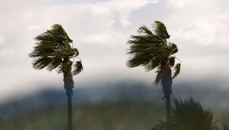 Meteoroloji, kuvvetli fırtınanın sabah saatlerinde etkisini azaltacağını duyurdu