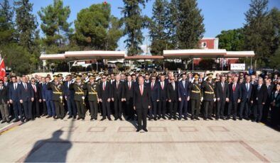 Atatürk Anıtı önünde tören