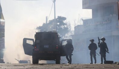 Katil İsrail askerleri, Gazze’de serbest bıraktığı 3 esiri ateş açarak öldürdü