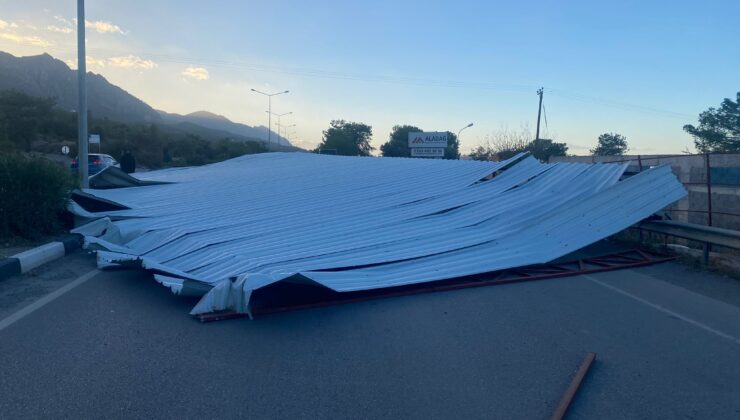 Sürücüler dikkat! Alsancak-Girne çevreyolunda bir iş yerinin çatısı yola uçtu!