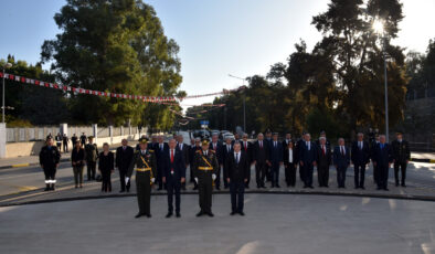 15 Kasım Cumhuriyet Bayramı kutlamaları…Lefkoşa Şehitler Anıtı’nda tören gerçekleştirildi.