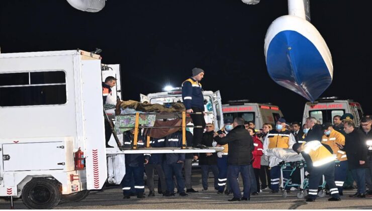 Kazakistan’da düşen uçaktan kurtulan 14 Azerbaycan vatandaşı Bakü’ye getirildi