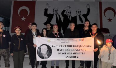 Kıbrıs Türk İzcilik Federasyonu,izci gençlerle birlikte Kurucu Cumhurbaşkanı Denktaş’ın ölüm yıldönümü dolayısıyla kabri başında meşaleli anma töreni gerçekleştirdi