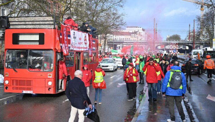 Belçika’da on binlerce öğretmen tasarruf tedbirlerini protesto etti