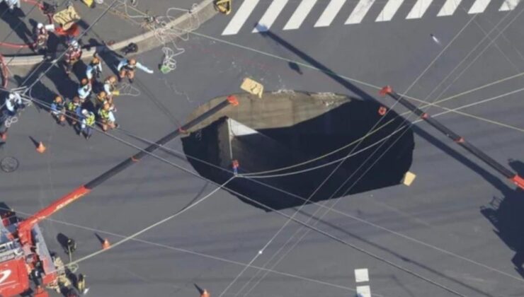 Japonya’da yol çöktü, oluşan dev çukura kamyonet düştü