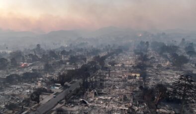 Los Angeles Belediye Başkanı, yangınlar sürerken Gana gezisinden dönmediği için eleştiriliyor