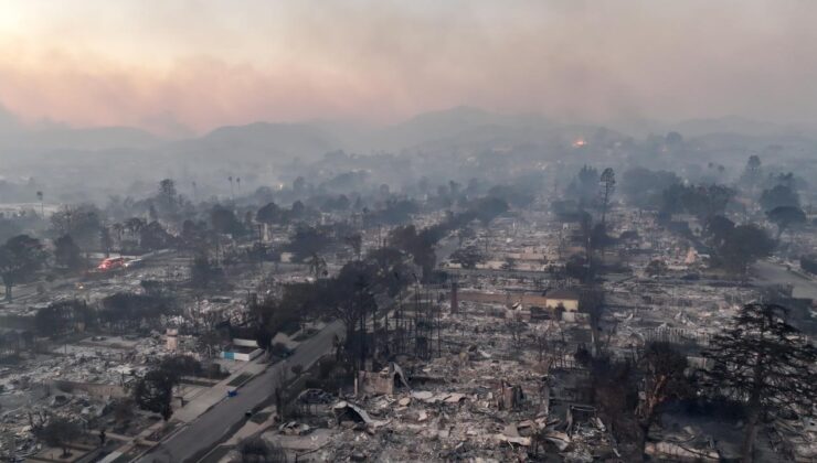 Los Angeles Belediye Başkanı, yangınlar sürerken Gana gezisinden dönmediği için eleştiriliyor